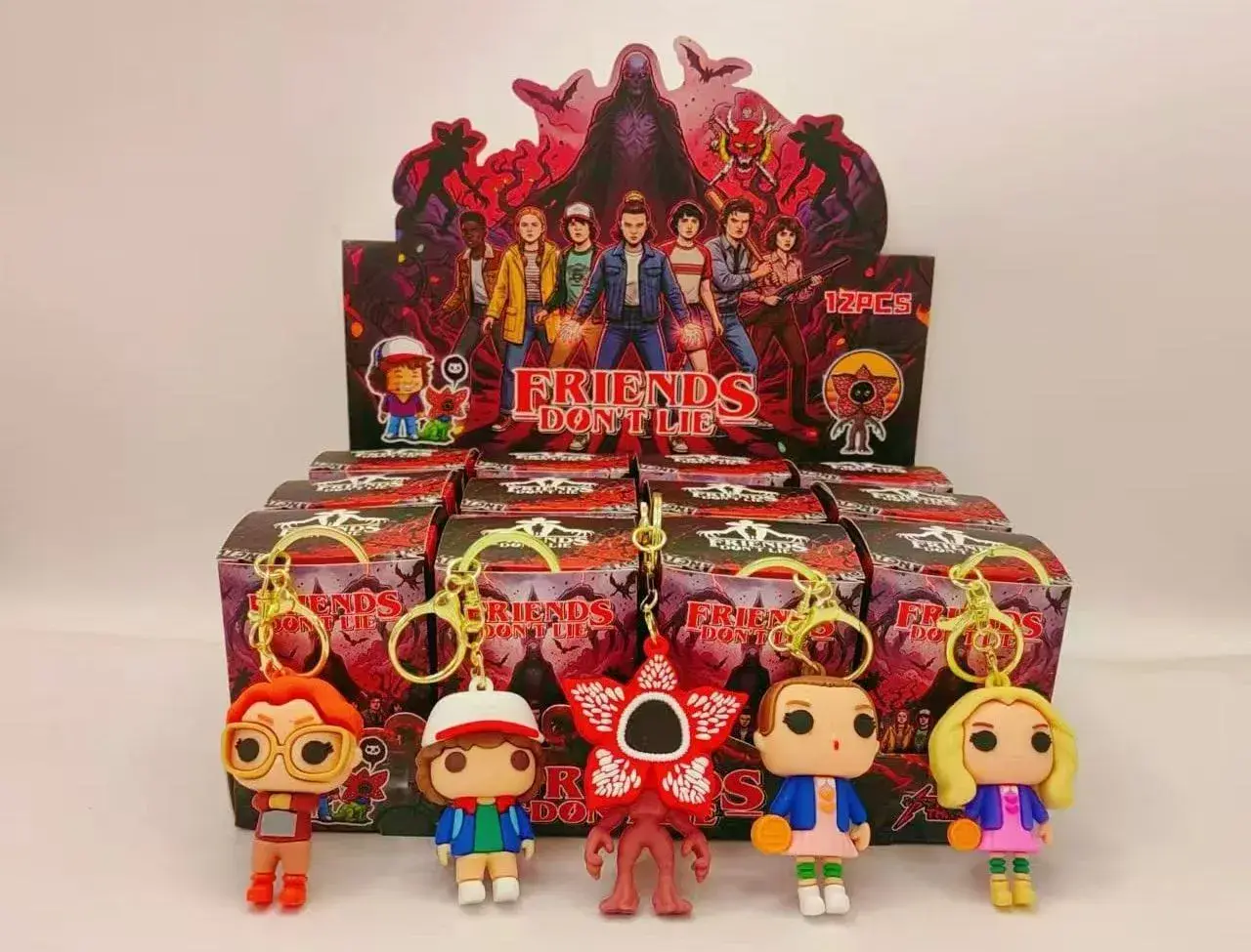 Zabawki Unboxing Brelok Friends Don't Lie Stranger Things
