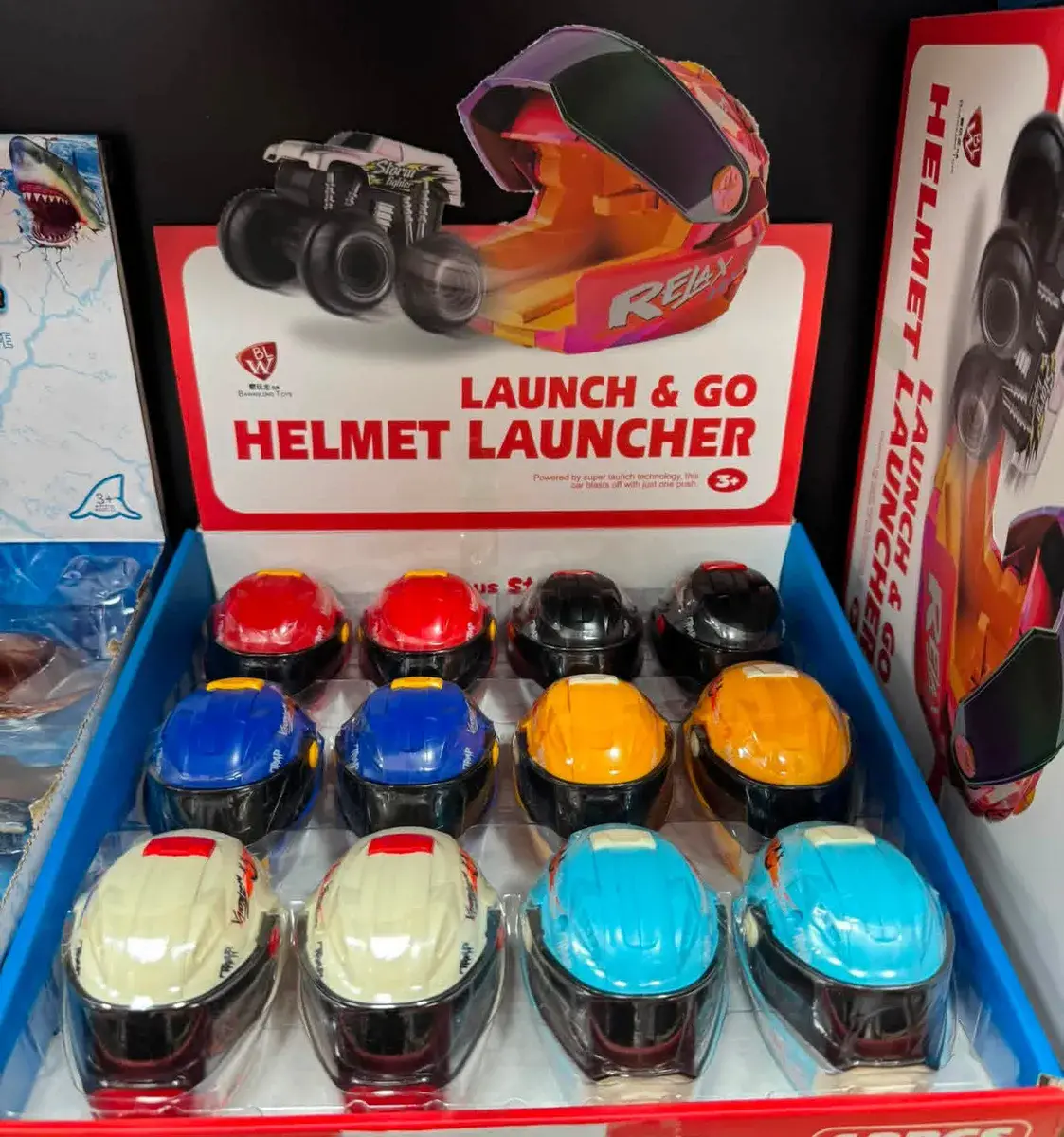 Zabawka Launch & Go Helmet Launcher zestaw kasków wyścigowych mix kolorów