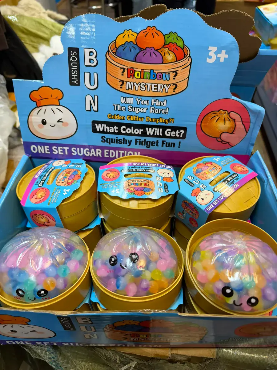 Squishy Bun Rainbow Mystery zabawka sensoryczna z kolorowymi perełkami