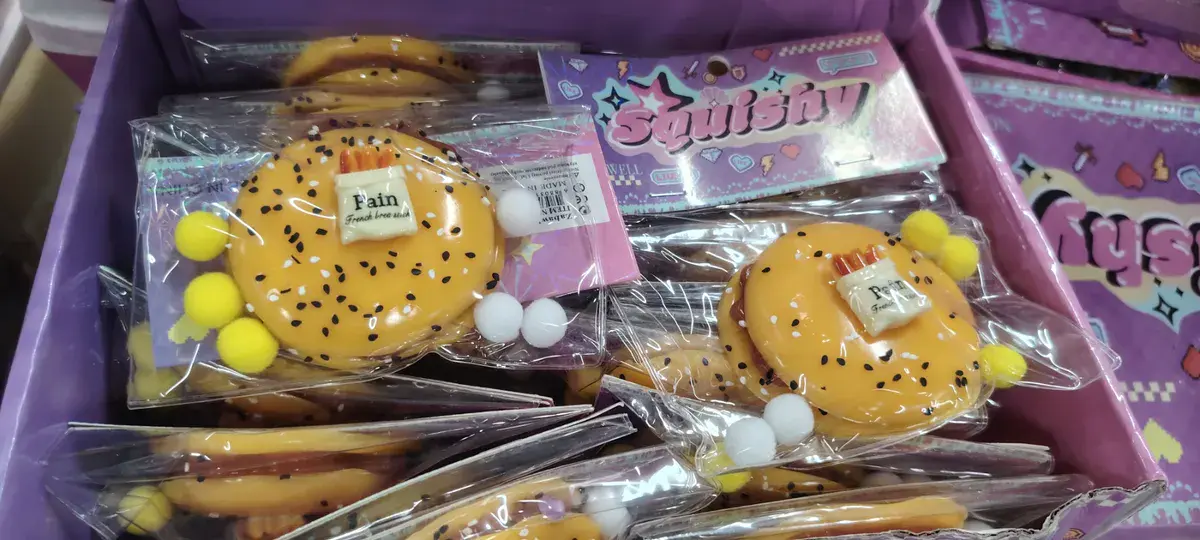 Squishy Pomarańczowy Hamburger Antystresowy z Pomponami
