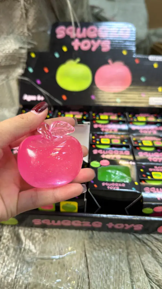 Antystresowa zabawka jabłko różowe z brokatem Squeeze Toys