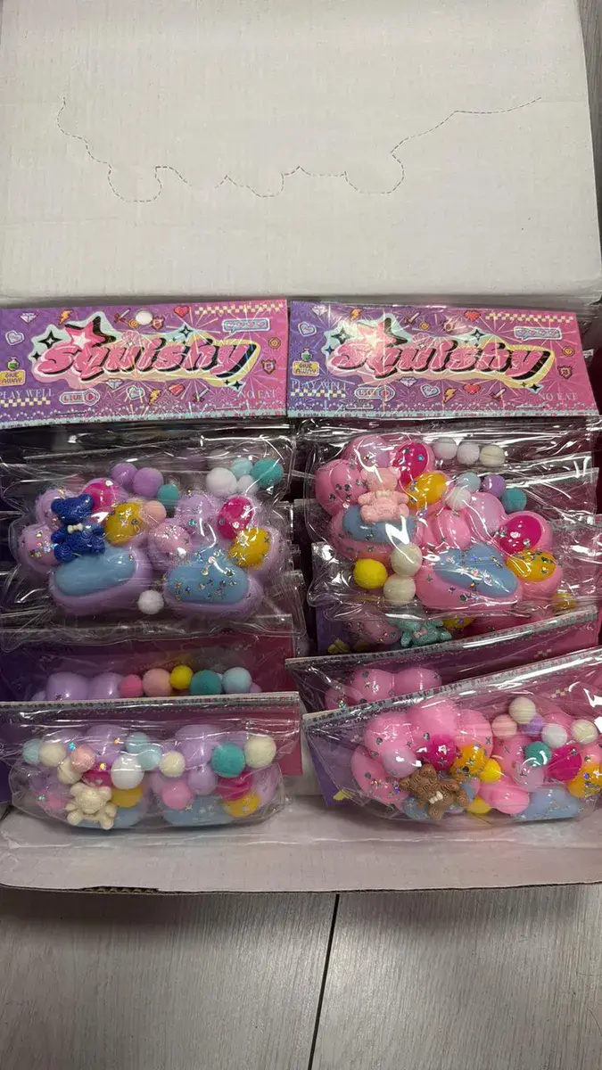 Zabawka sensoryczna Squishy pastelowa z ozdobami i brokatem