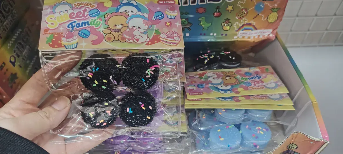 Squishy Sweet Family czarne ciasteczka z posypką antystresowe