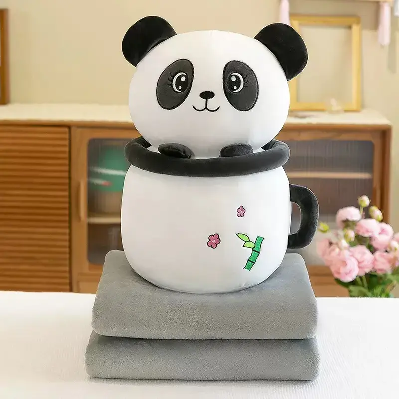 Pluszowy kubek panda biało-czarny z haftem i kocem szarym