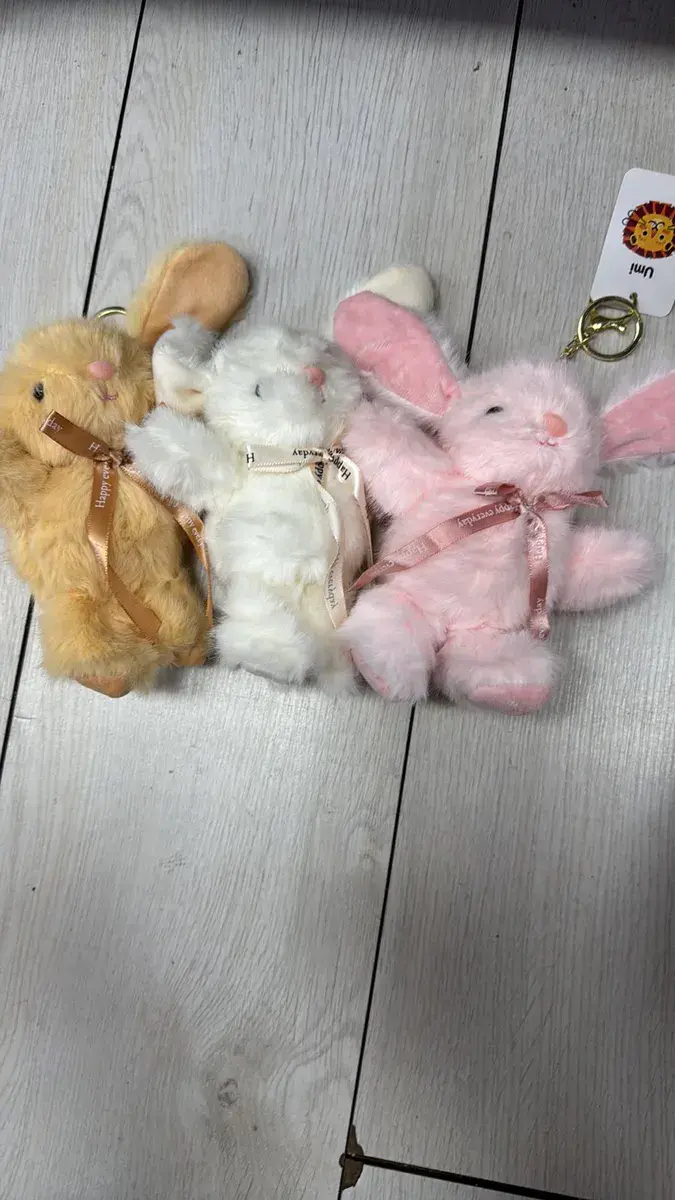 Pluszowy brelok królik mix kolorów z kokardką