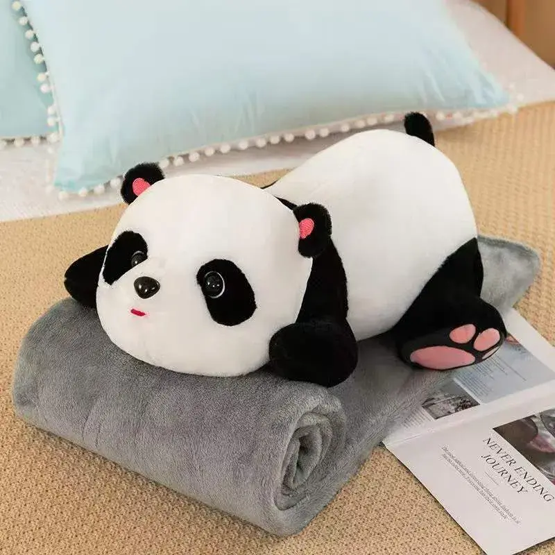Pluszowa panda leżąca na szarym kocu miękkim 40x20 cm