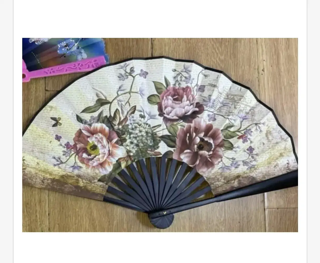 Wachlarz ręczny 26.50cm, elegancki wzór kwiatowy, czarny stelaż
