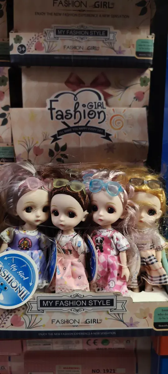 Lalka Fashion Girl z kolorowymi sukienkami i okularami