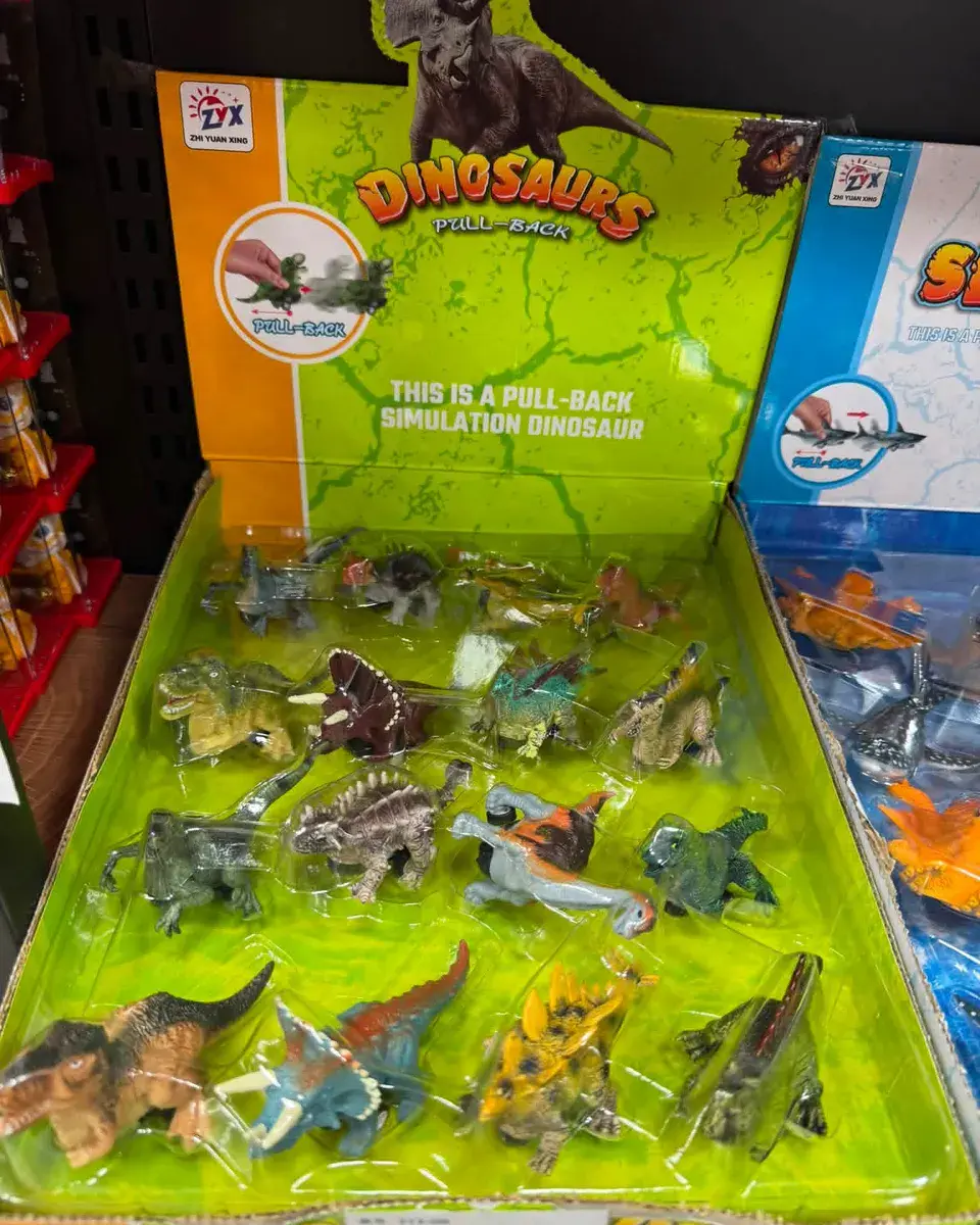Zestaw kolorowych figurek dinozaurów z mechanizmem pull-back