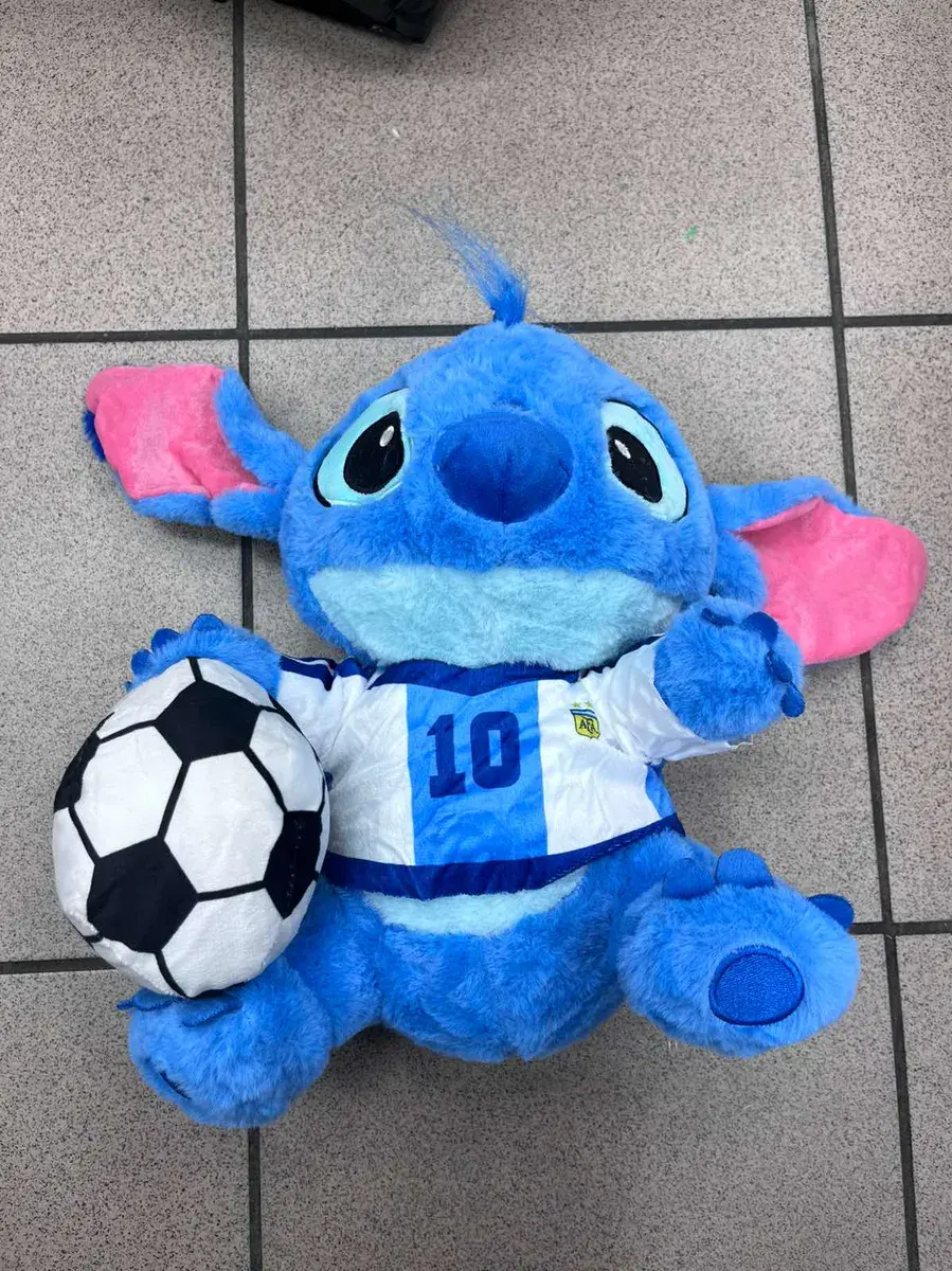 Pluszowa maskotka Stitch niebieska z piłką nożną 30 cm