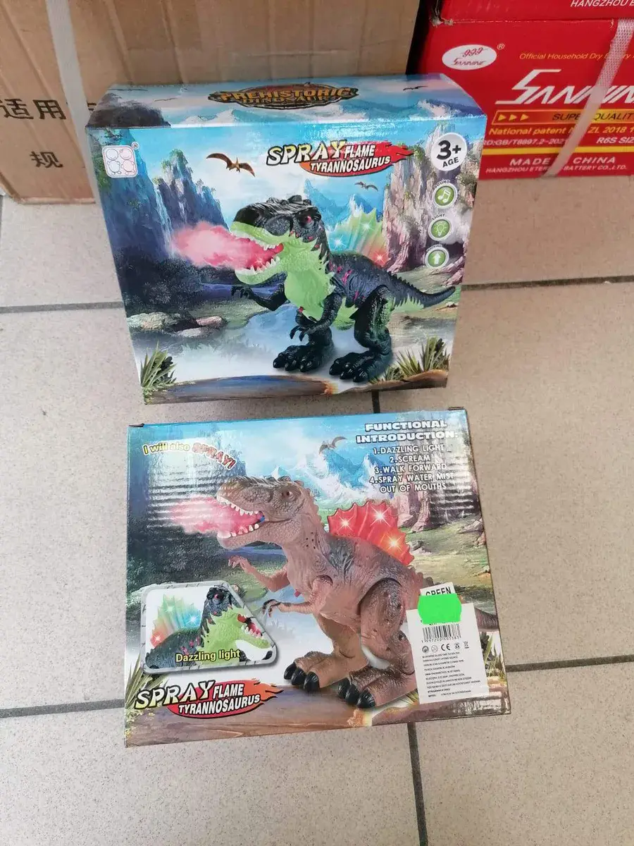 Tyranozaur Rex Spray Flame z funkcją sikania wodą 3+