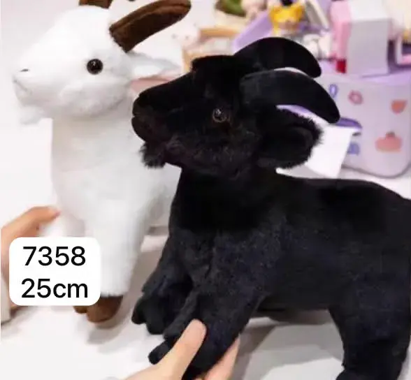 Pluszowa figurka kozy 25 cm czarna i biała miękka