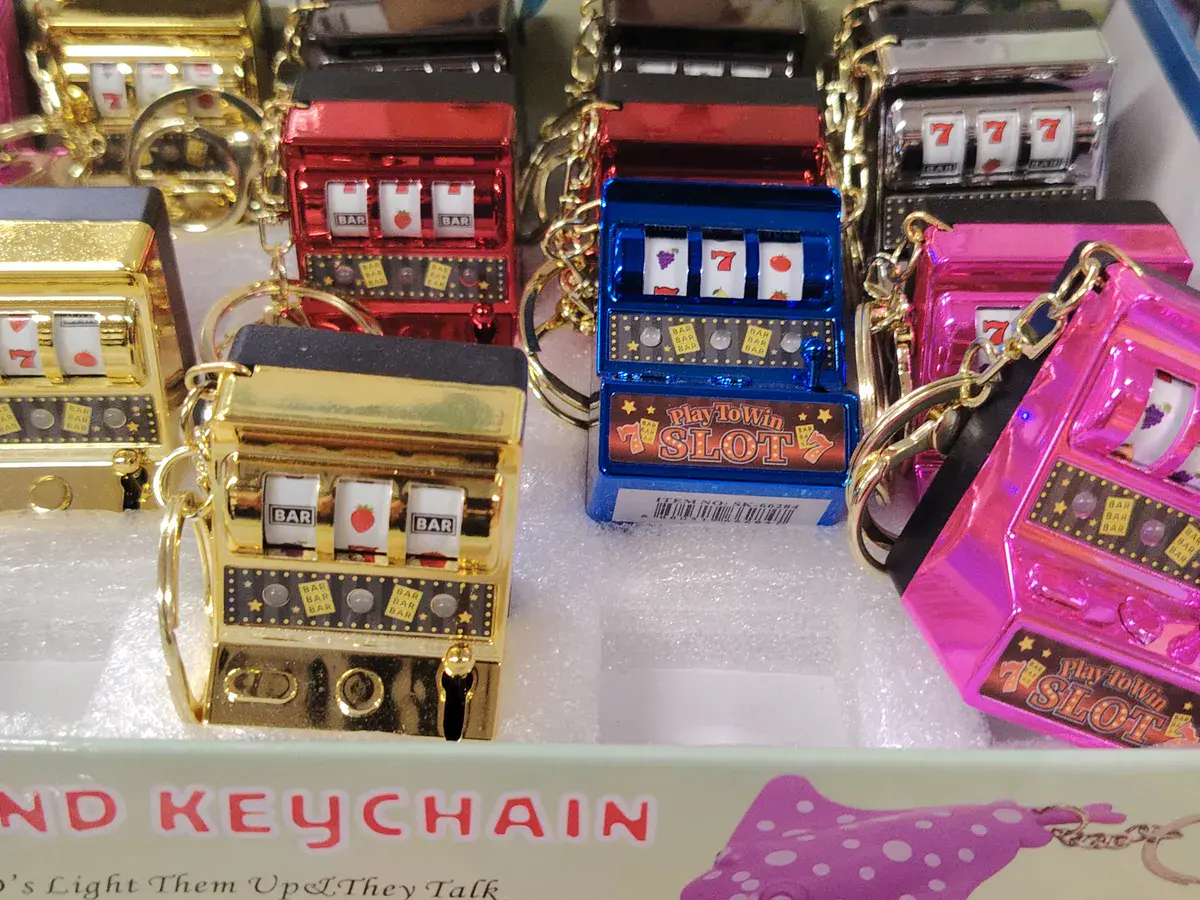 Brelok do kluczy automat do gry metaliczny mix kolorów