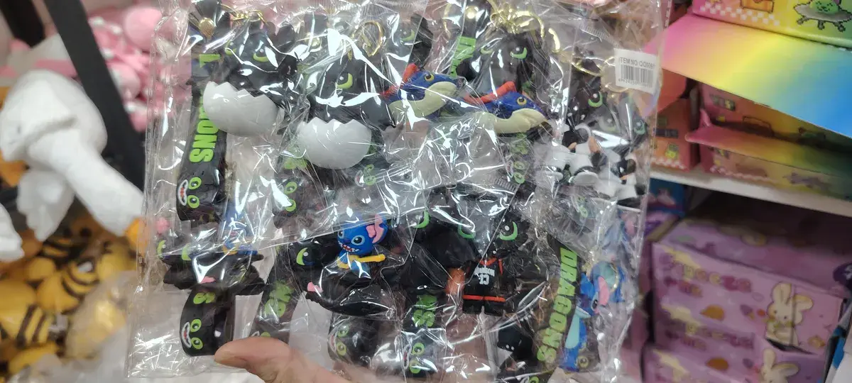 Brelok z postaciami z bajek kolorowy plastikowy zestaw 12 sztuk