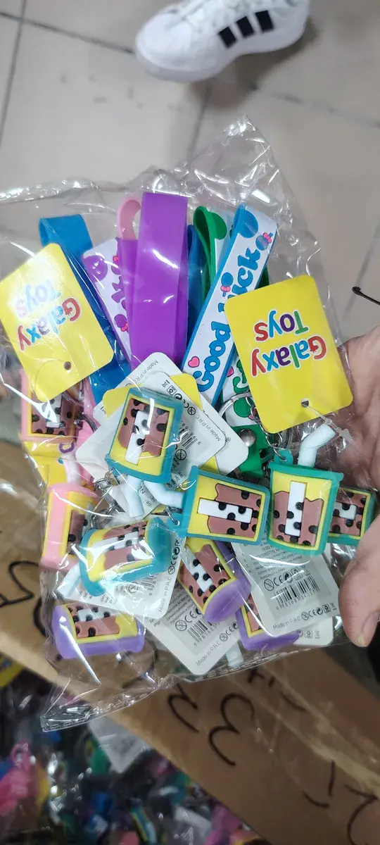 Brelok plastikowy z motywem krowy kolorowy 12 sztuk