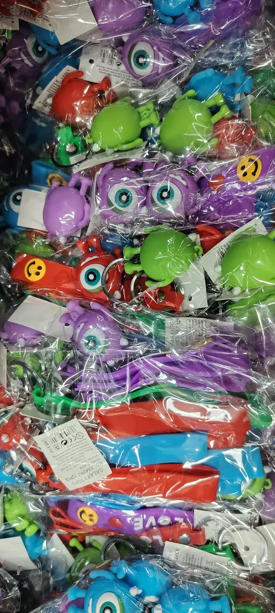 Kolorowy brelok z figurką potwora mix kolorów 12 sztuk