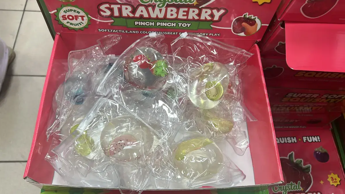 Przezroczysta zabawka sensoryczna Crystal Strawberry z owocem
