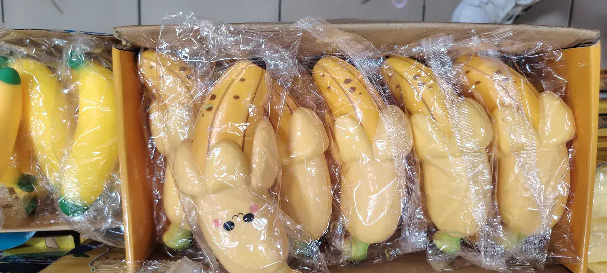 Miękka zabawka banan z uśmiechem 18 cm żółta