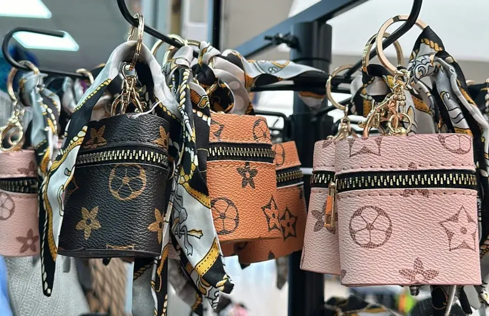 Brelok mini saszetka z apaszką i wzorem monogram, mix kolorów