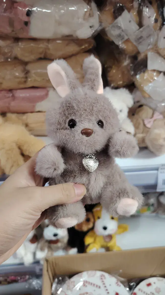 Pluszowy króliczek szary z zawieszką serce 15 cm