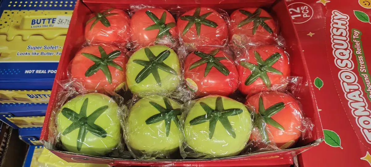 Antystresowa zabawka Tomato Squishy w kolorze czerwonym i zielonym 12 szt