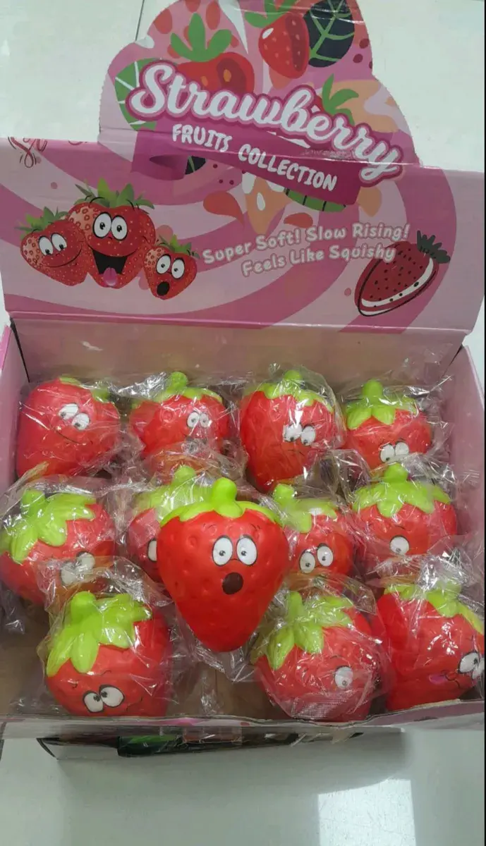 Produktmiękka truskawka antystresowa czerwona z zielonym liściem