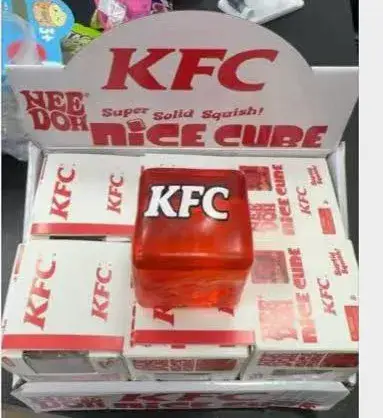 Kostka antystresowa KFC czerwono-biała miękka squish