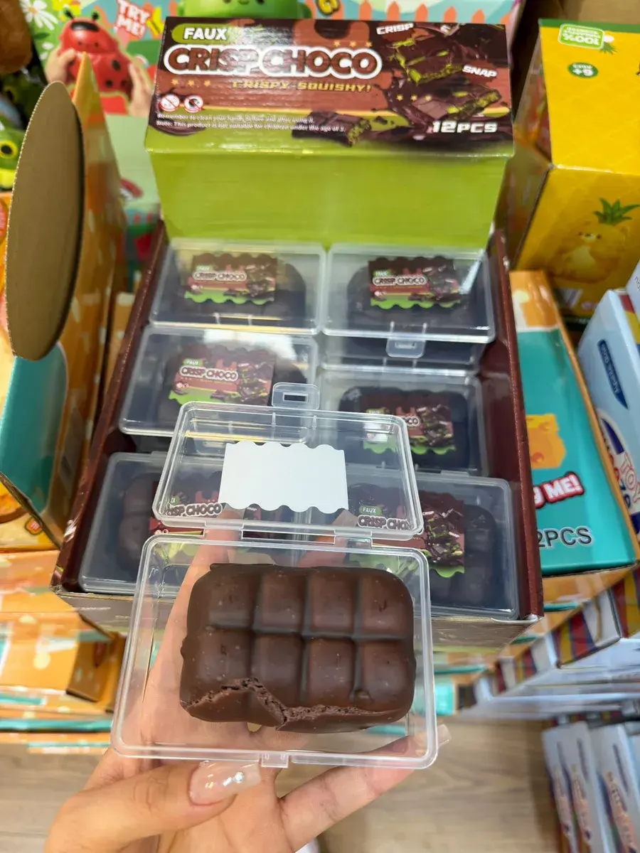 Faux Crisp Choco imitacja czekolady w plastikowym pudełku 12 sztuk