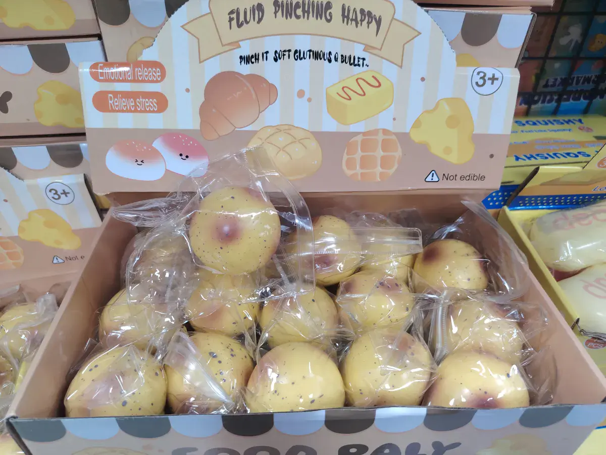 Antystresowa piłeczka squishy w kształcie bułki 3+