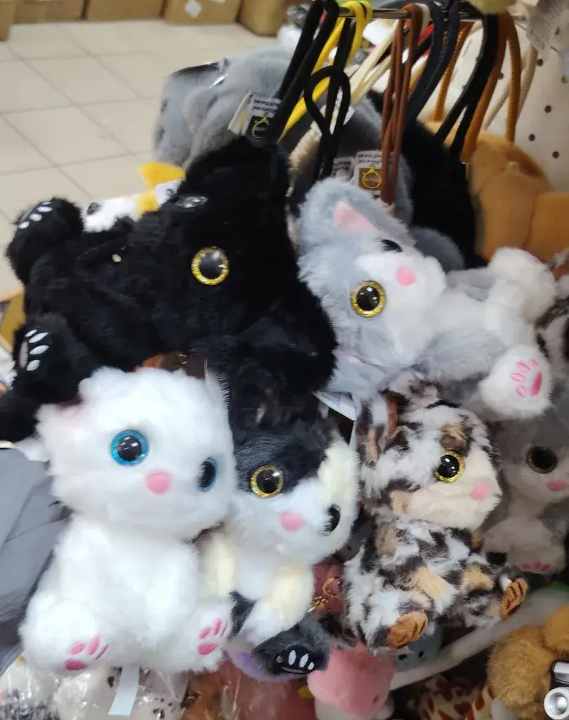 Pluszowe breloki kotki z dużymi oczami mix kolorów