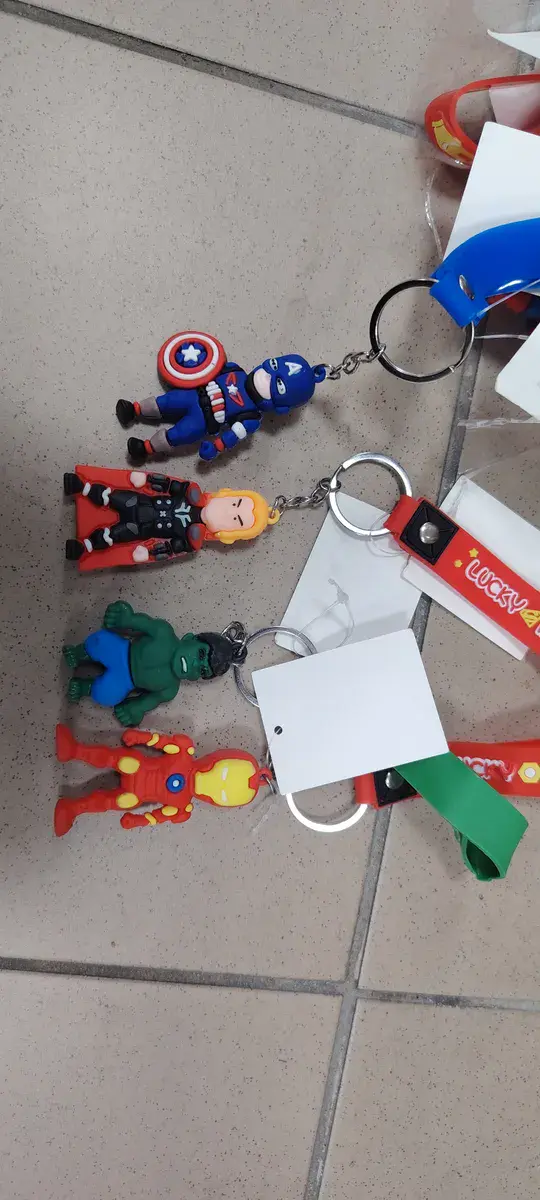 Brelok z postacią superbohatera z tworzywa sztucznego kolorowy
