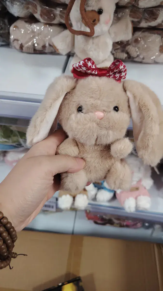 Pluszowy króliczek beżowy z kokardką brelok 12 cm