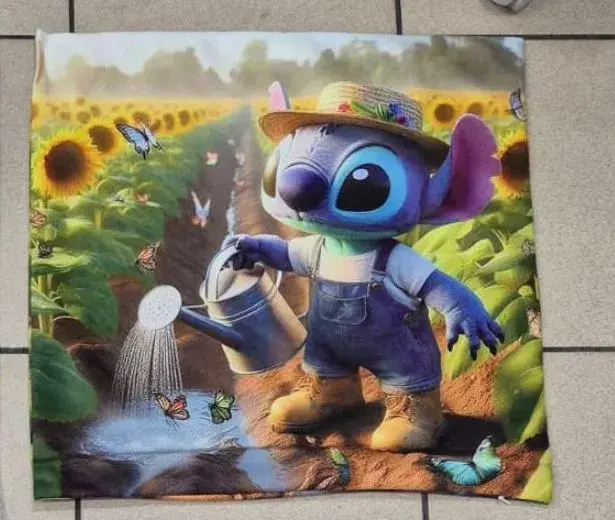 Poduszka 40x40 cm Stitch podlewa słoneczniki