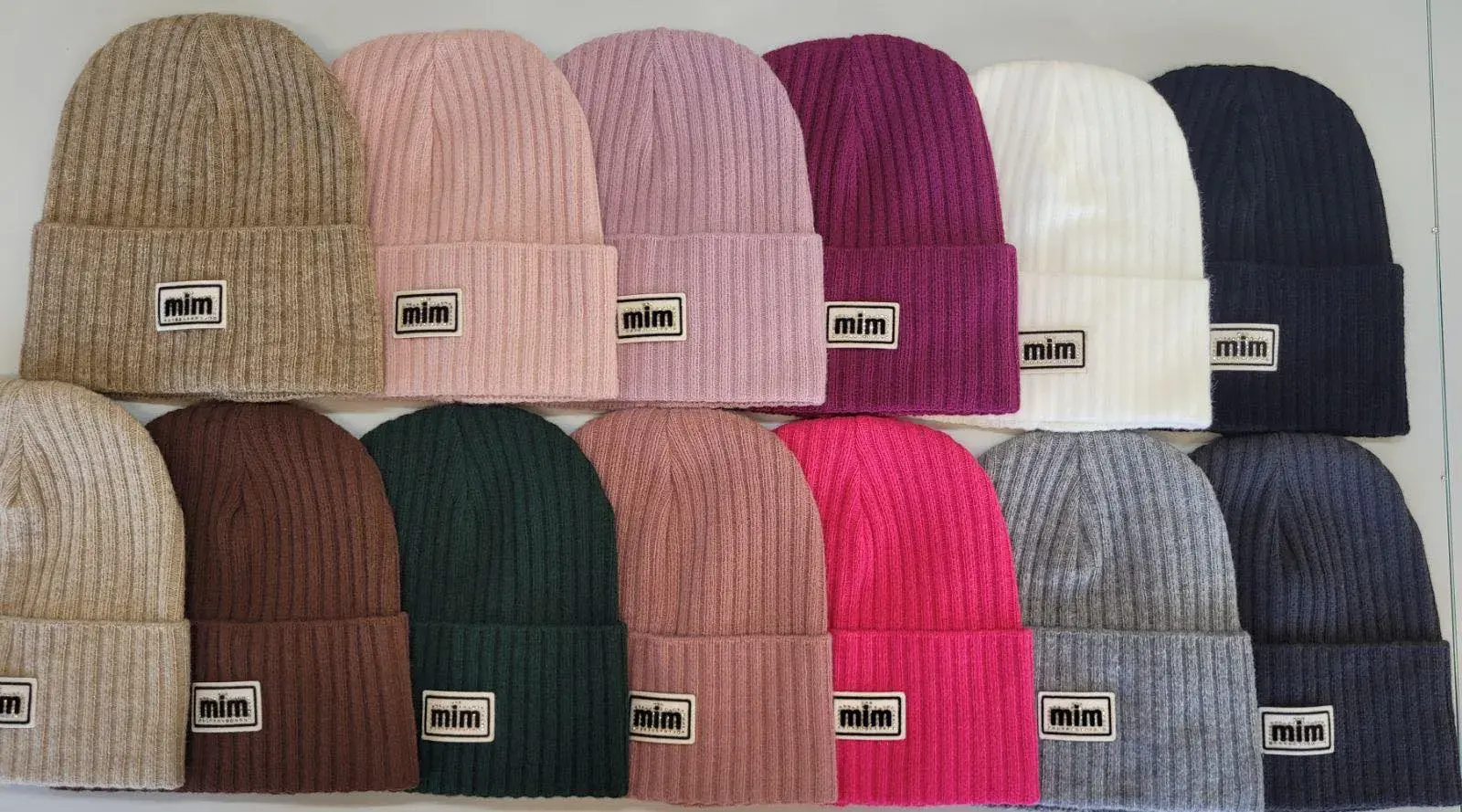 Czapki damskie beanie prążkowane z naszywką MIN 12 szt