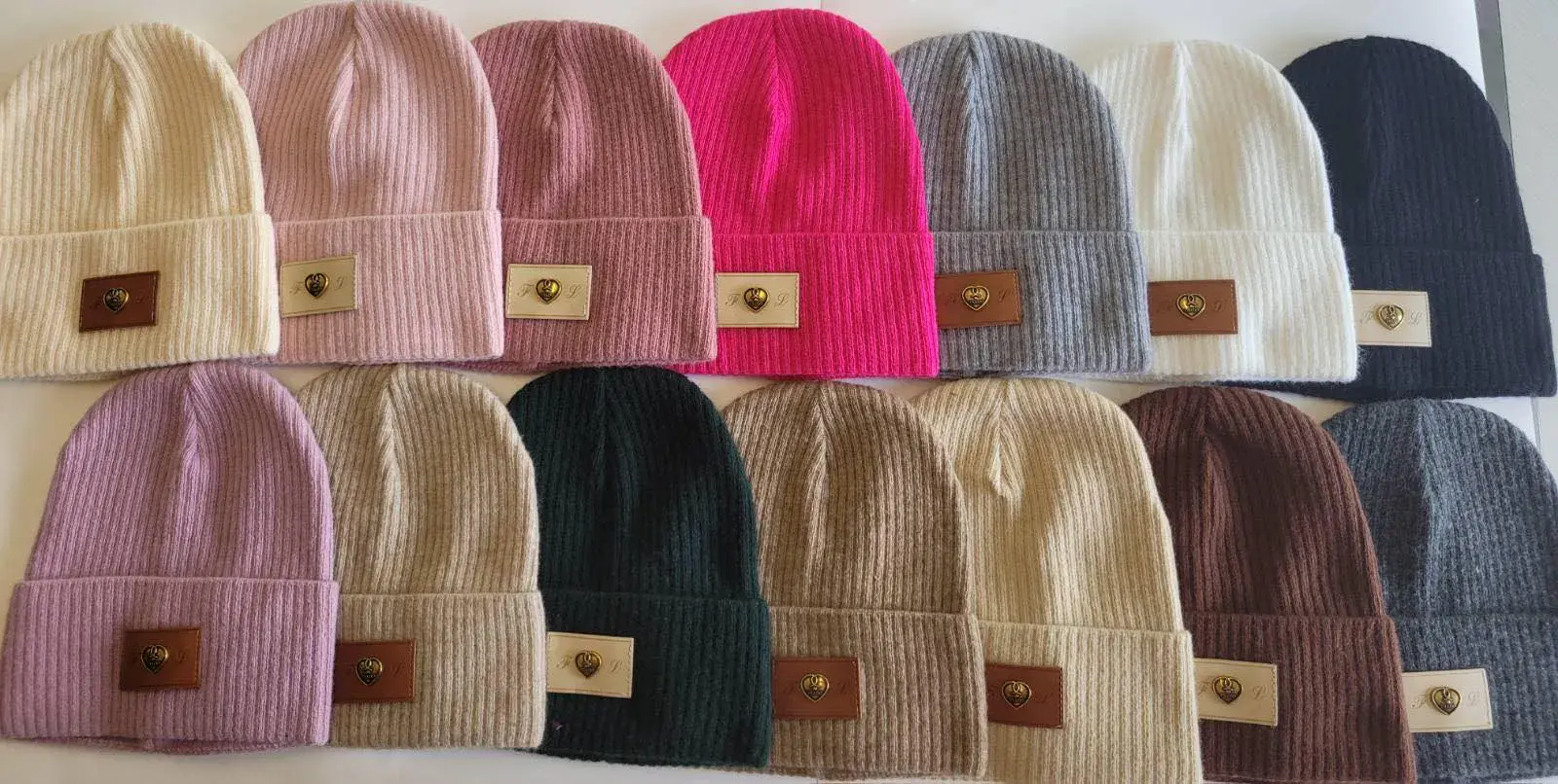 Czapki damskie beanie z naszywką, 12 szt/opak.