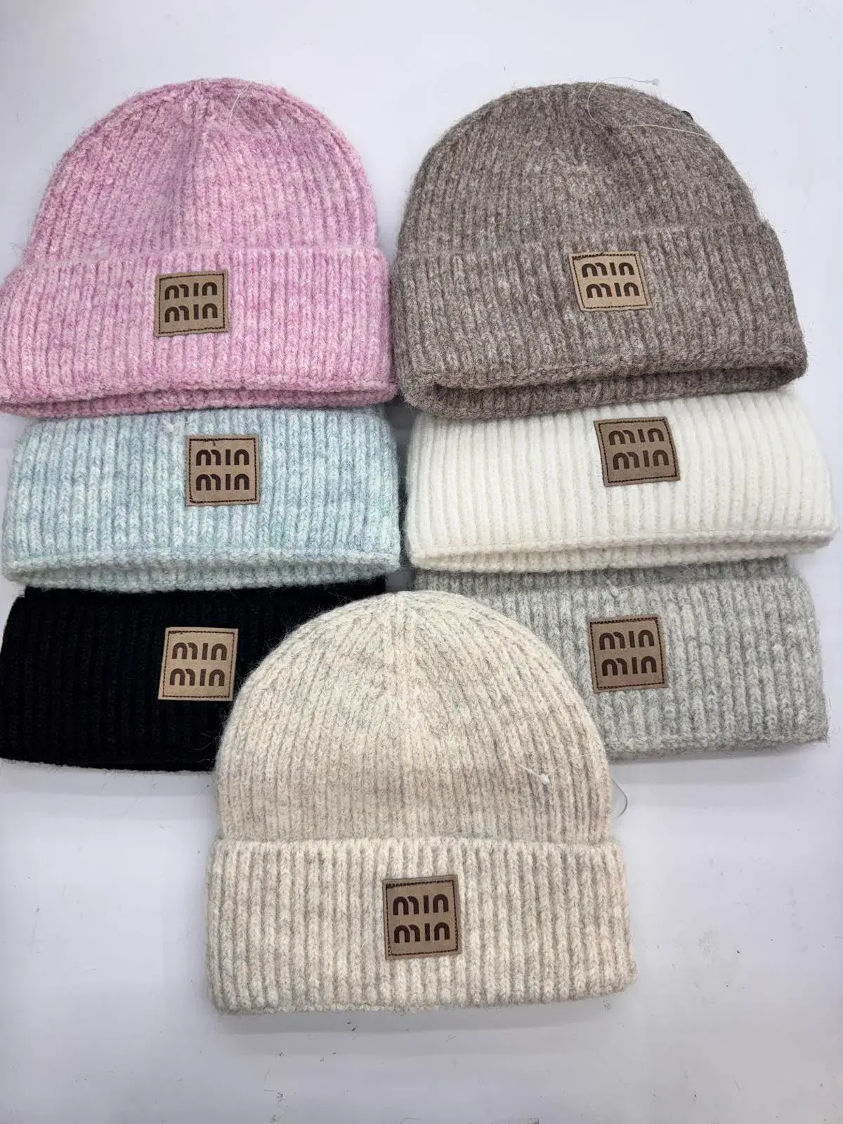 Czapki damskie beanie MIN z naszywką, 6 kolorów