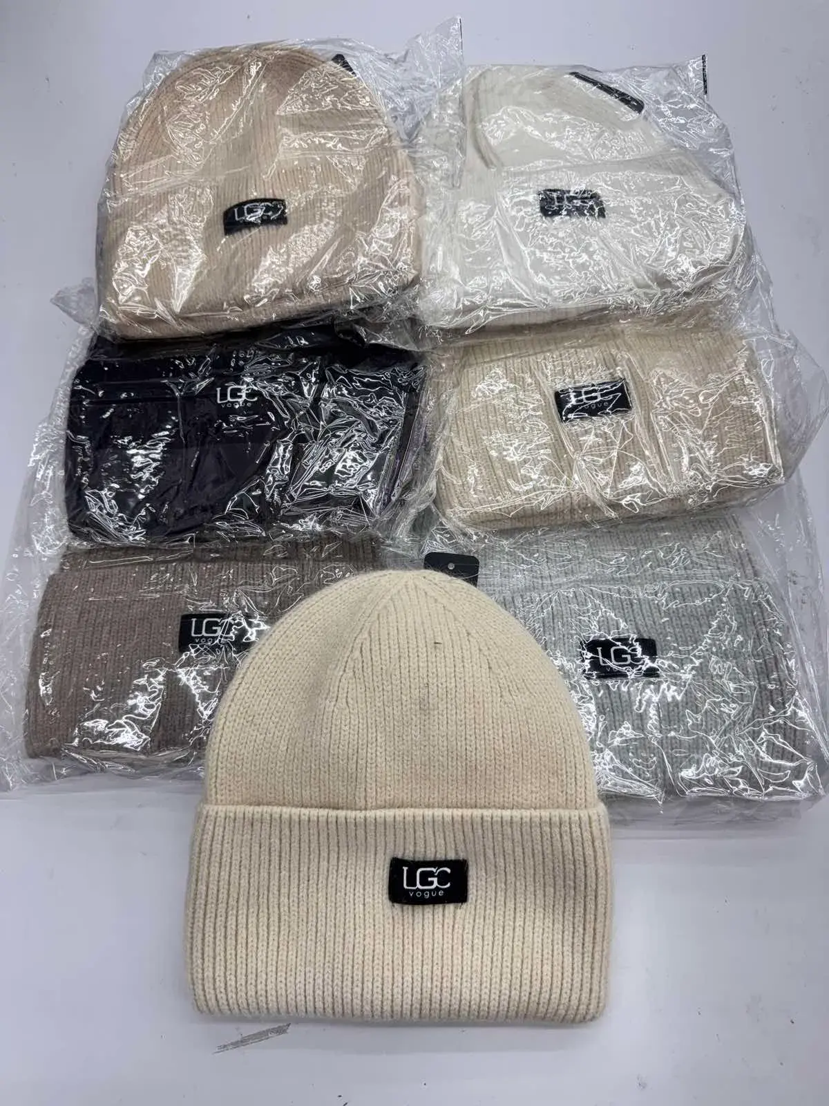 Czapki damskie beanie UGG beżowe czarne białe