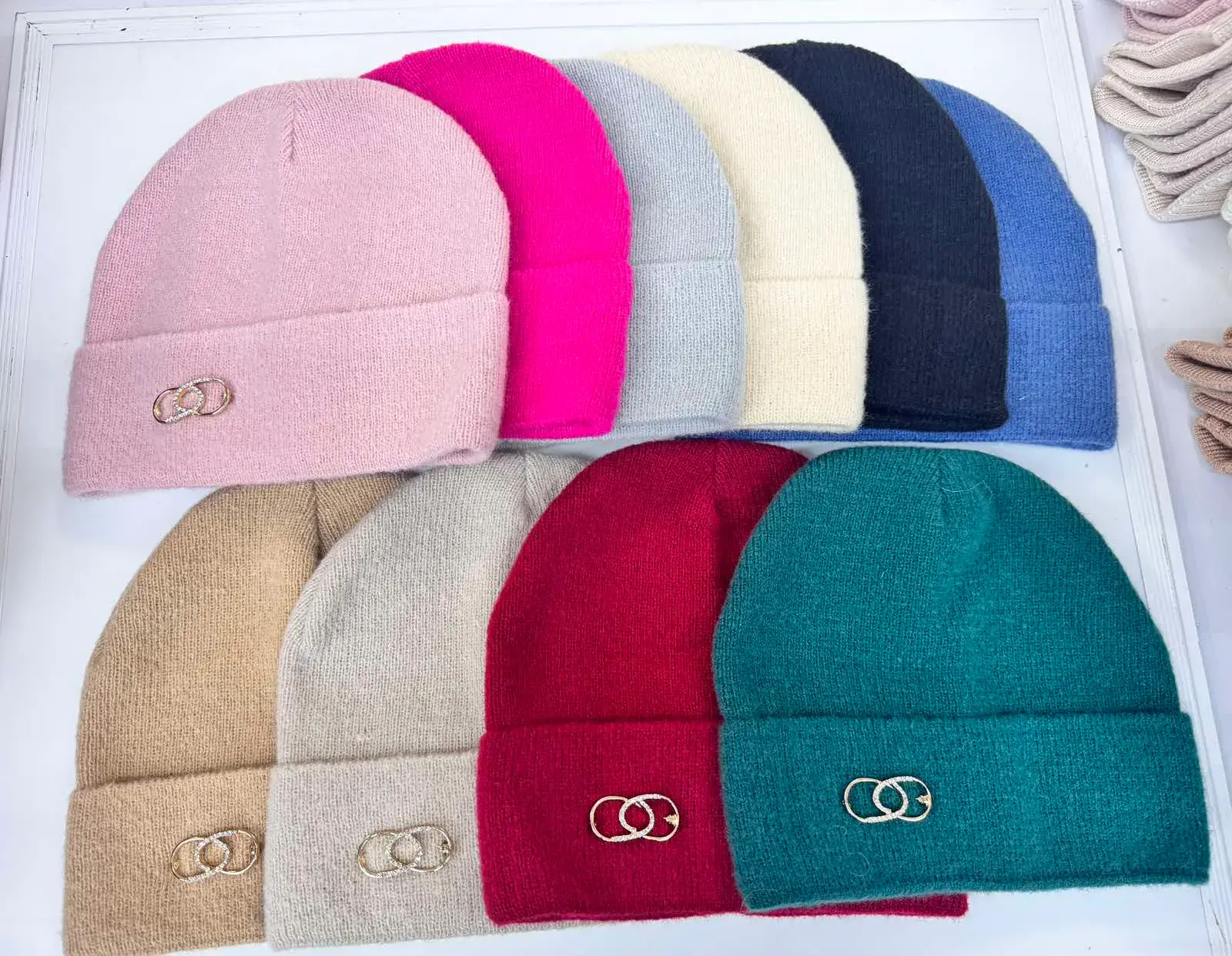 Czapki damskie beanie z metalowymi kółkami 12 szt