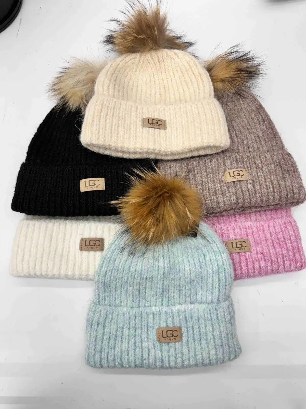 Czapki damskie dzianinowe z pomponem UGG styl, 12 szt/opak.
