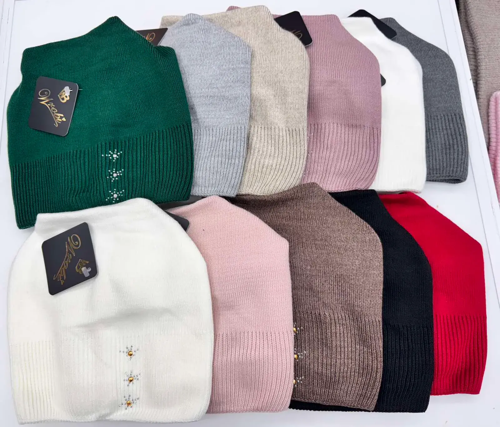 Czapki damskie z ozdobami beanie 12 kolorów