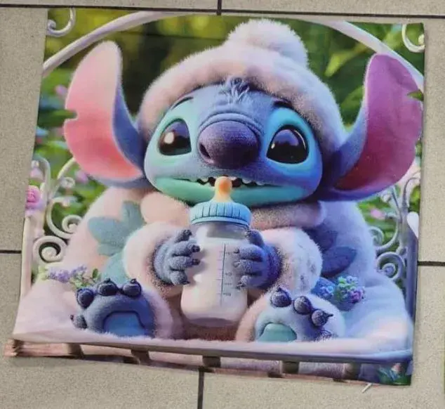 Poduszki 40x40 cm Stitch z butelką Lilo & Stitch