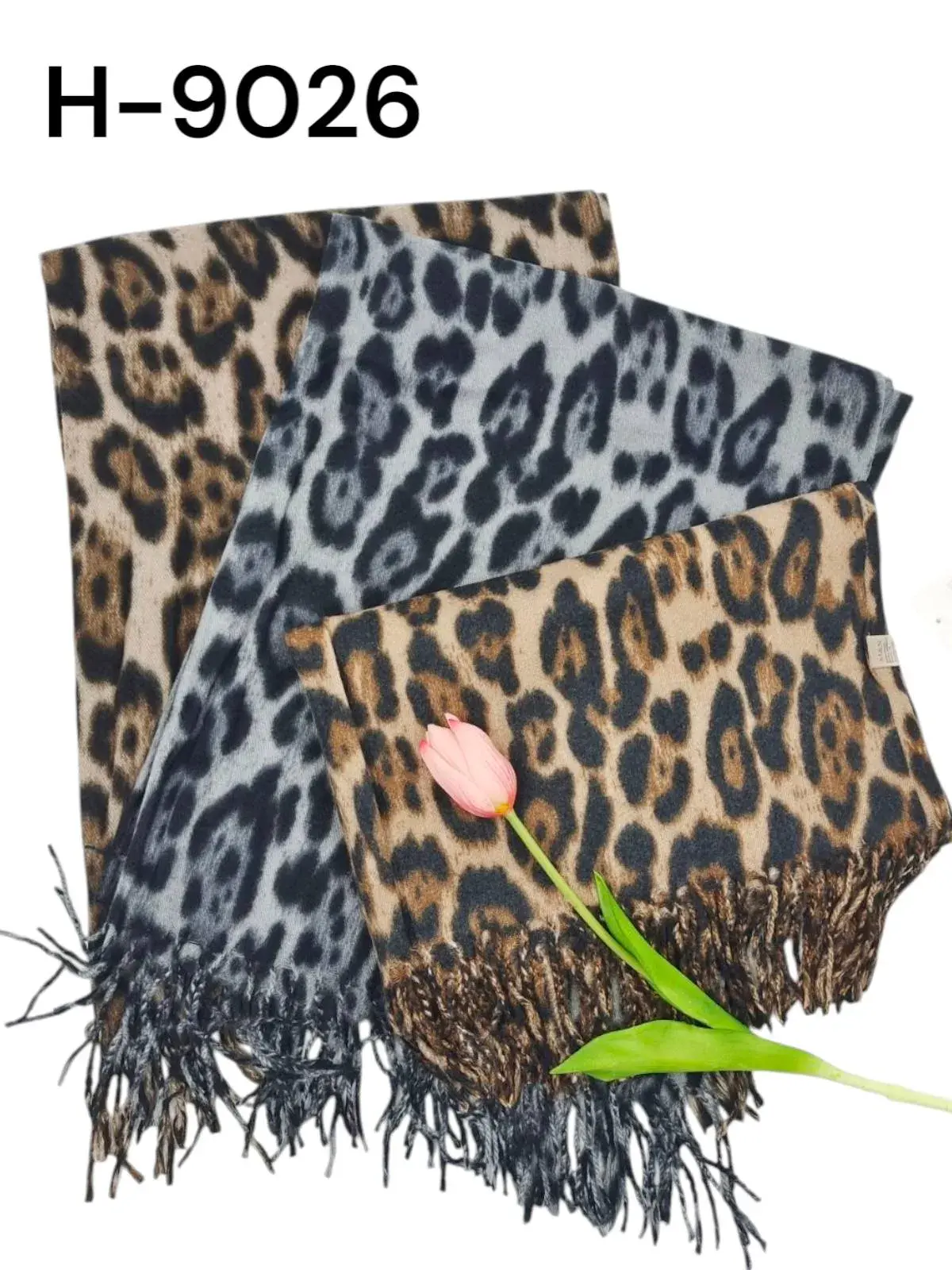Szaliki damskie w wzór leopard z frędzlami H-9026
