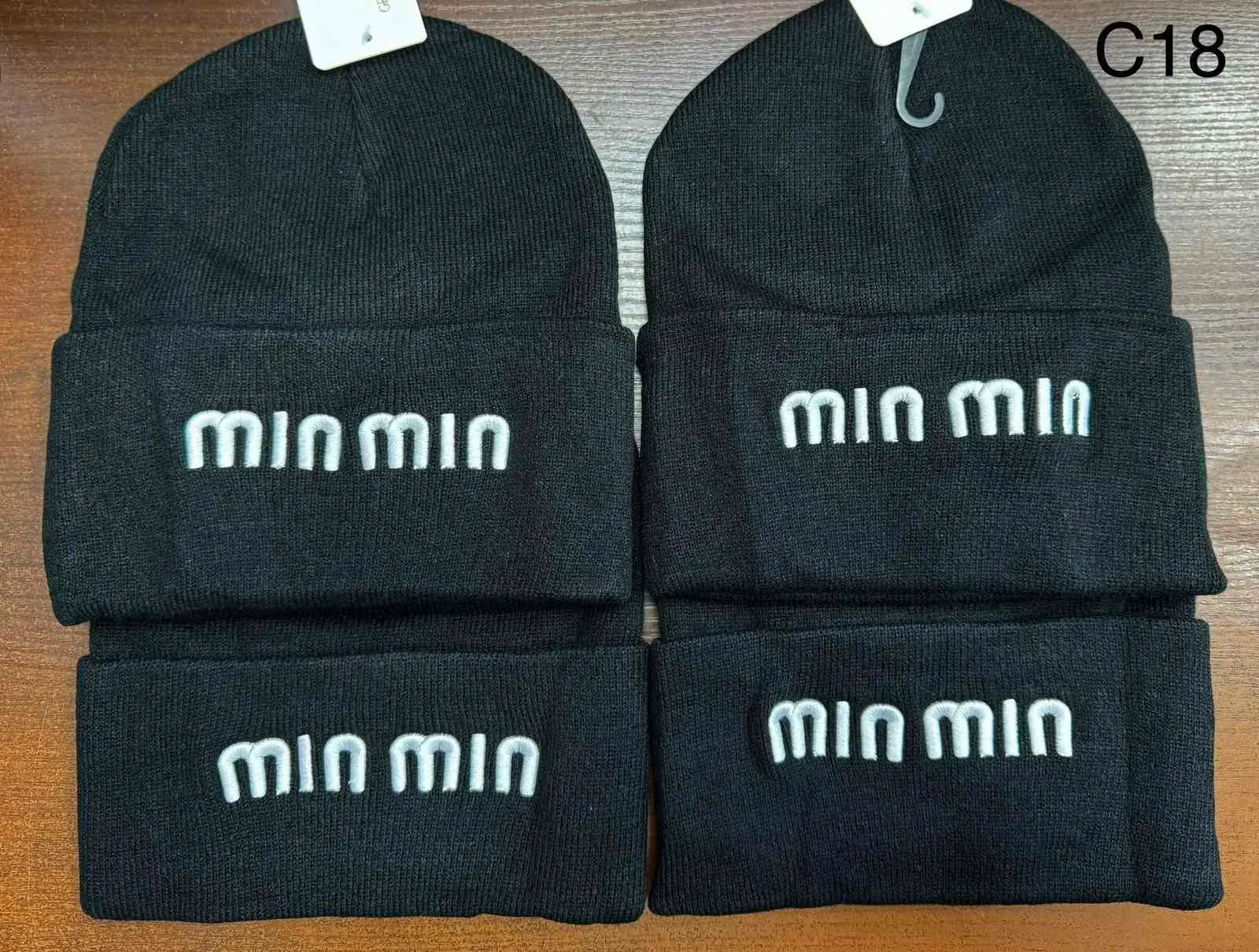 Czapki damskie beanie czarne z napisem Minions C168