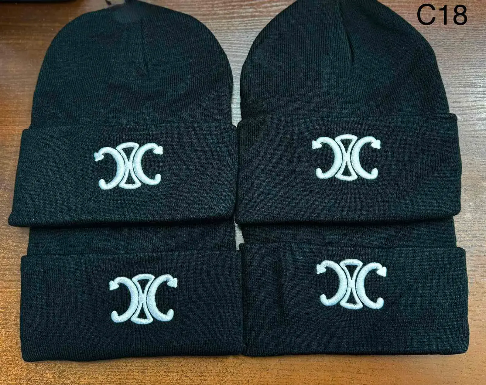 Czapki damskie beanie czarne z białym haftem C158