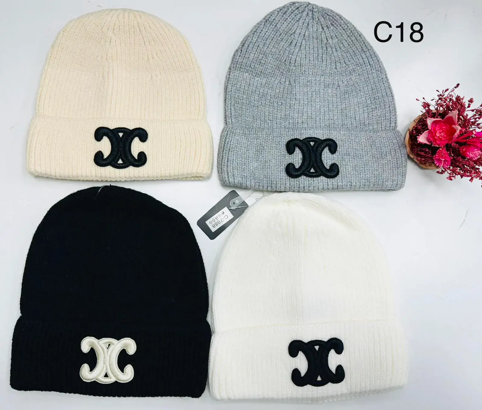 Czapki damskie beanie z aplikacją CC, 4 kolory