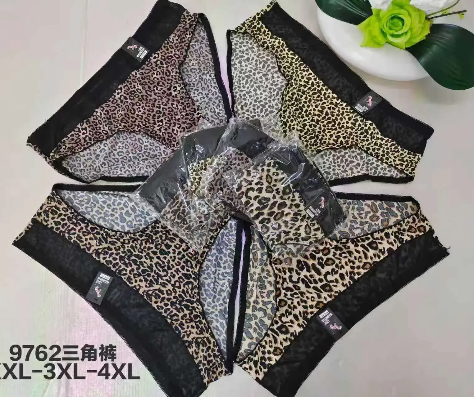 Majtki damskie XL-4XL wzór leoparda czarne koronka