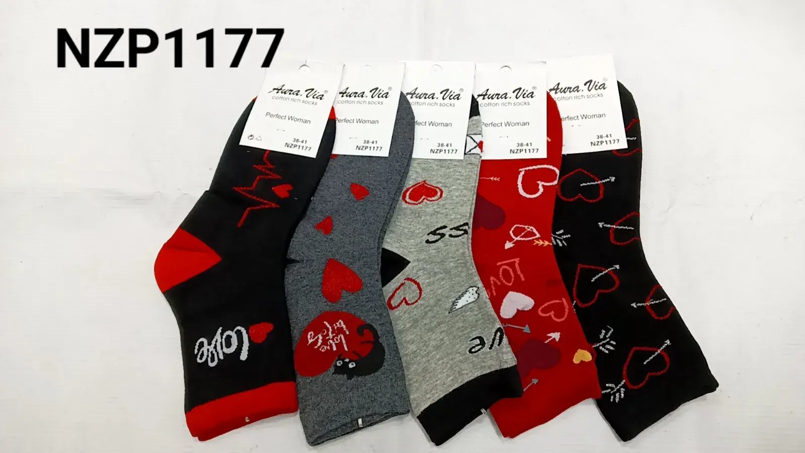Skarpetki damskie NZP1177 z sercami, 5 kolorów