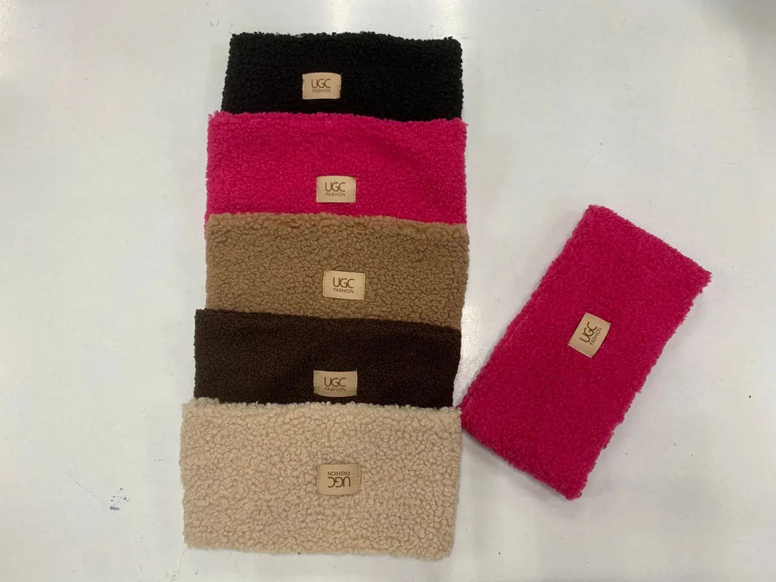 Opaski damskie futrzane UGG 6 szt. czarny, różowy, brązowy, beżowy