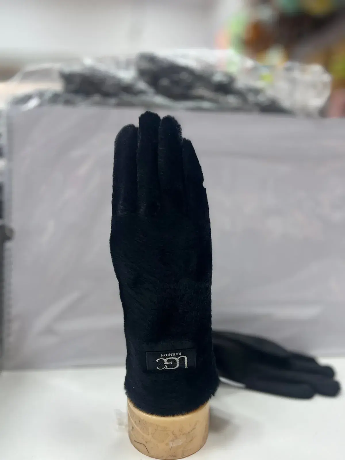 Rękawiczki damskie czarne futrzane UGG styl