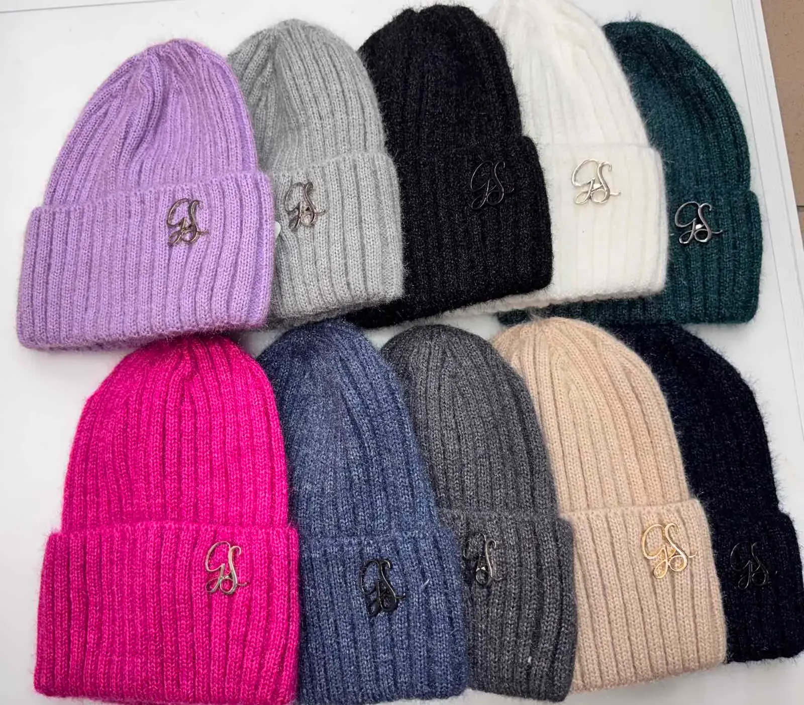 Czapki damskie knitted z aplikacją GS, 12 kolorów